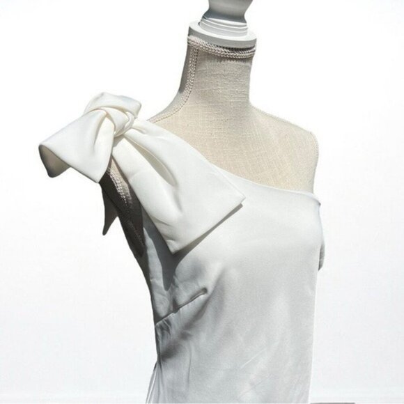 🌻NEW w.Tag MAC DUGGAL White One Shoulder Fitted Evening Gown With Bow Size 8 - Picture 5 of 13
